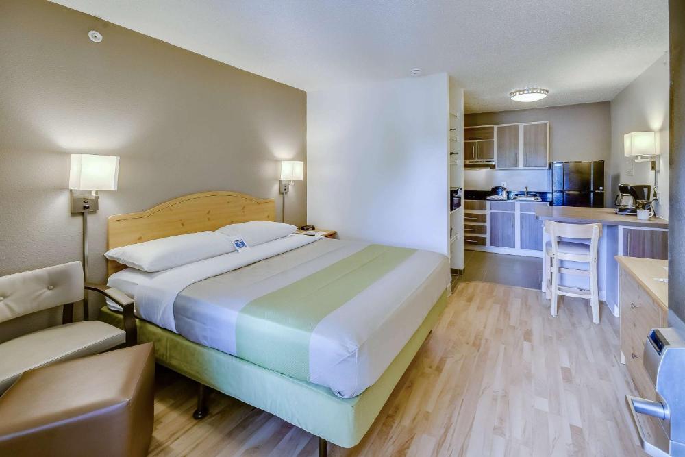 1 Queen Bed interior